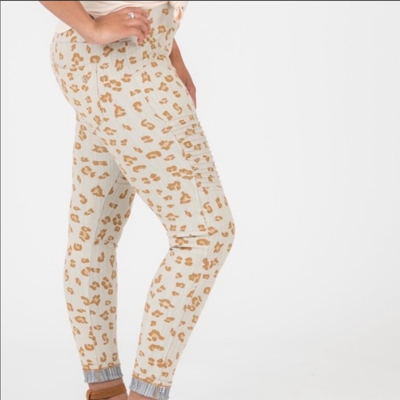 Agnes & Dora moto jeggings NWT cheetah print